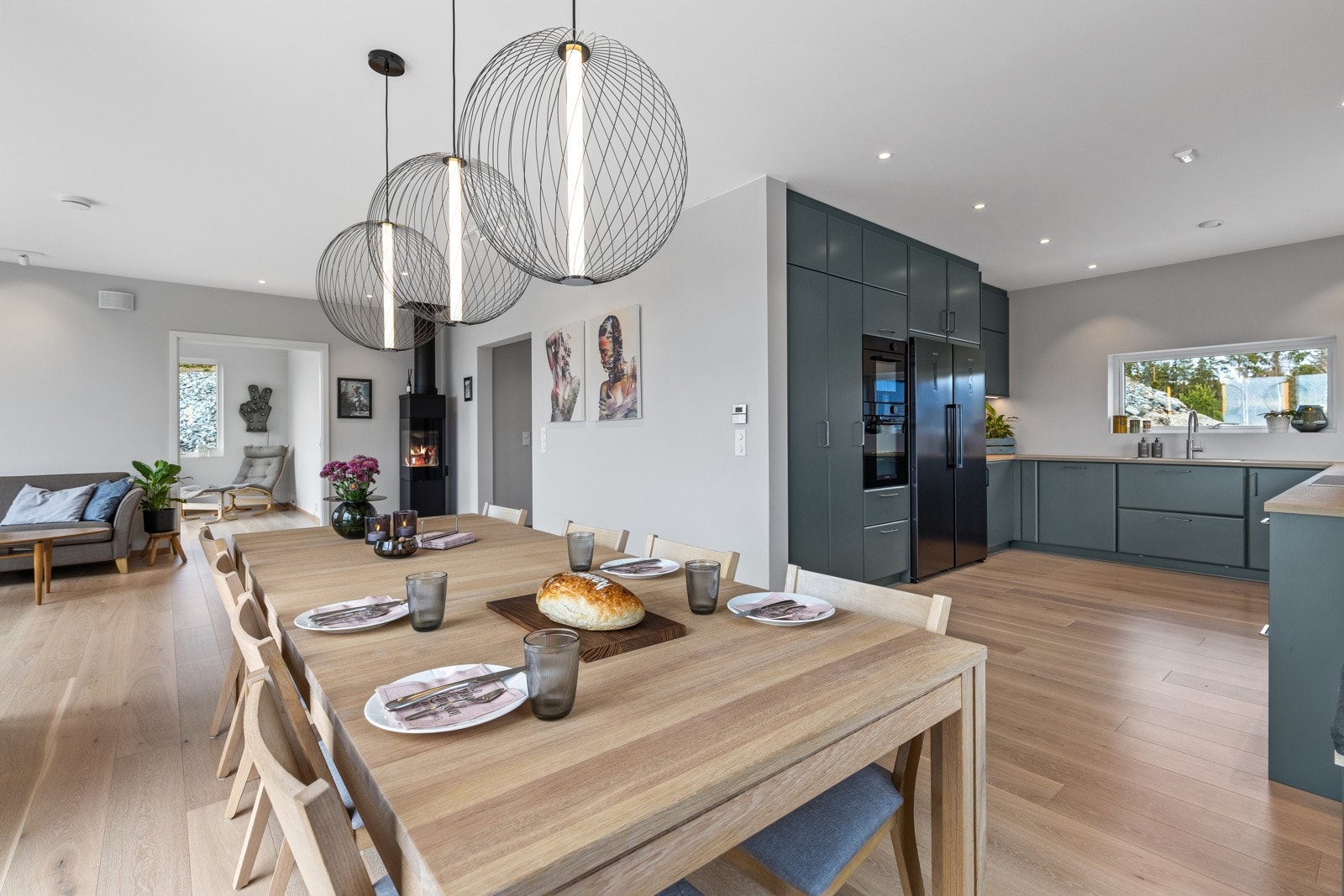 Lys, luftig og åpen planløsning. Galleribilde