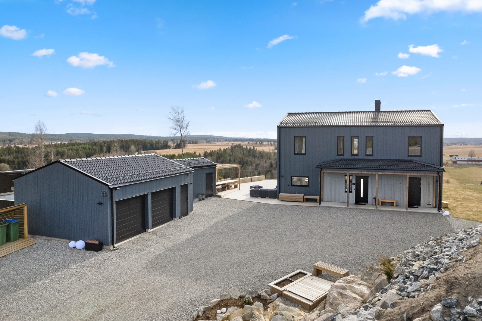 Parkering i frittstående dobbelgarasje med to garasjeporter. Garasjen er oppført med støpt gulv og vegger i bindingsverk med utvendig stående panel. Taket har saltaksform tekket med takstein. Det er klargjort for å sette inn elbillader etter ønske. Galleribilde