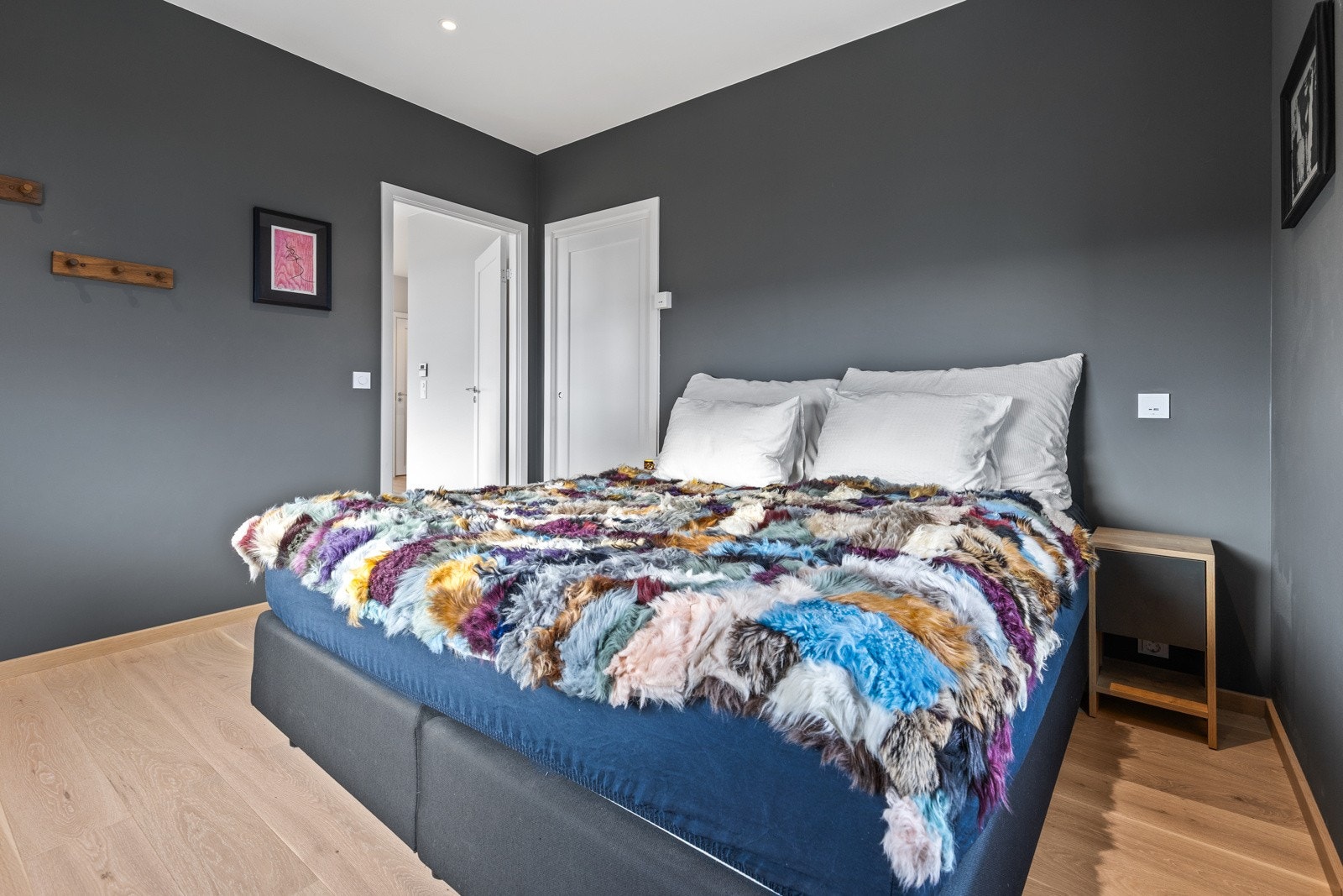 Boligen har totalt 5 romslige og tiltalende soverom, alle av samme gode standard og kvalitet som resten av boligen. Galleribilde