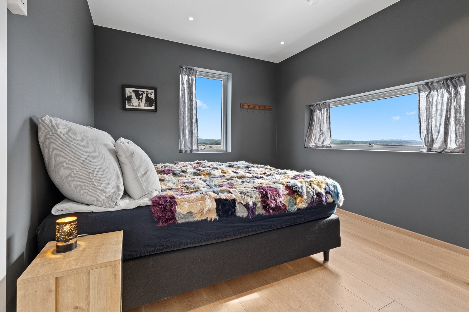 Hovedsoverommet fremstår som meget innbydende med malte slette veggflater, lyspigmentert enstavs parkett på gulv og store vindusflater som slipper inn rikelig med lys. Galleribilde