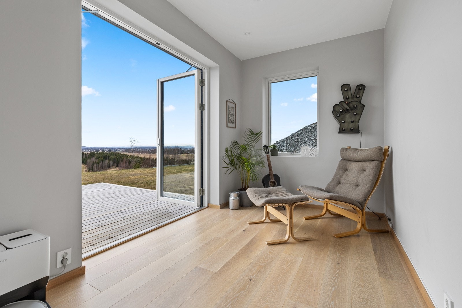 Soverom 5 i boligens 1. etasje fremstår som det perfekte ekstrarom - alt etter egne ønsker og behov. Rommet har malte slette veggflater, lyspigmentert enstavs parkett på gulv og gode vindusflater. Galleribilde