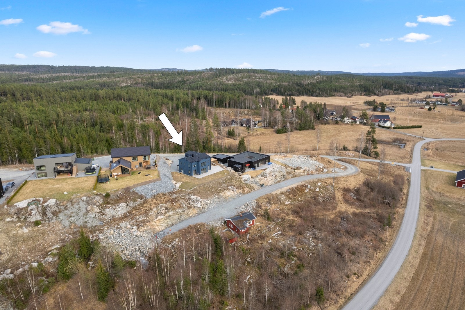 Området er meget barnevennlig og det er kort kjørevei til både skoler, barnehager, butikker, samt et rikt utvalg av servicetilbud og fasiliteter i Årnes. Eiendommen sokner til Østgård skole (1-7 klasse) som ligger ca. 1,5 km unna. Galleribilde