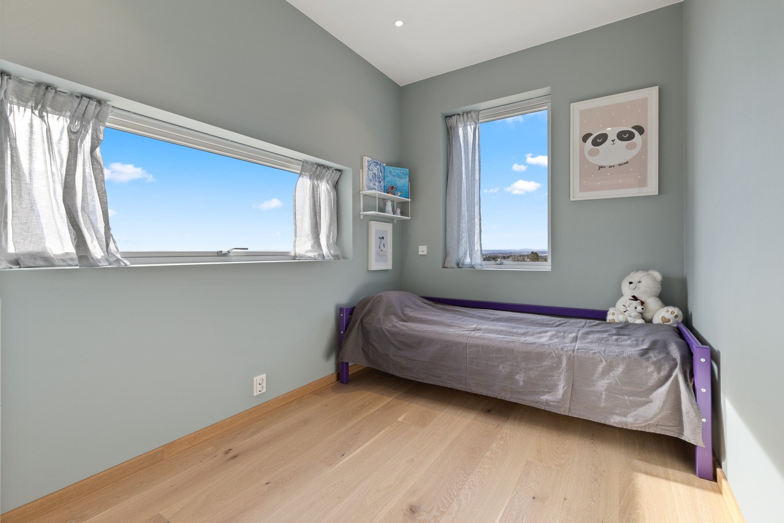 Soverom 4 har malte slette veggflater, lyspigmentert enstavs parkett på gulv og takhøy garderobeinnredning. Galleribilde