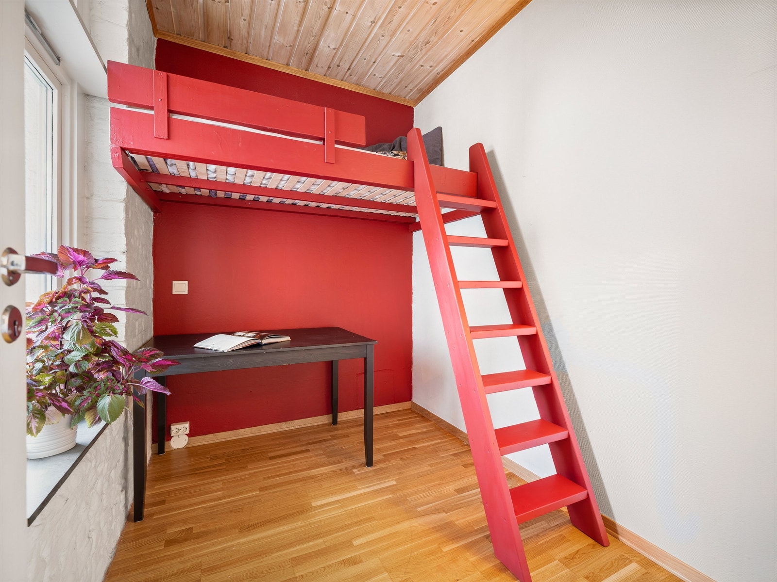 Dette rommet på ca. 5 kvm. er tilknyttet kjøkkenet og benyttes i dag som soverom, uten å være omsøkt Galleribilde