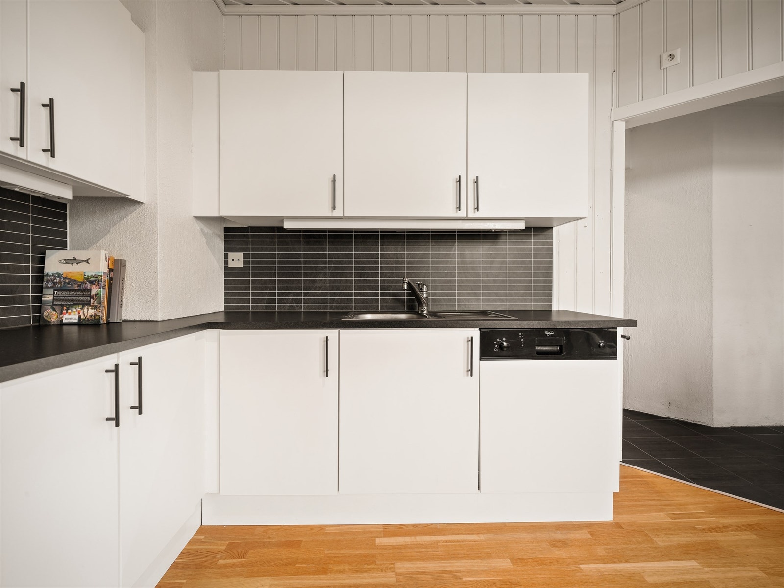 Mange oppbevaringsmuligheter kombinert med arbeidsflater rundt både vask og kokesone gjør kjøkkenet praktisk i daglig bruk. Galleribilde