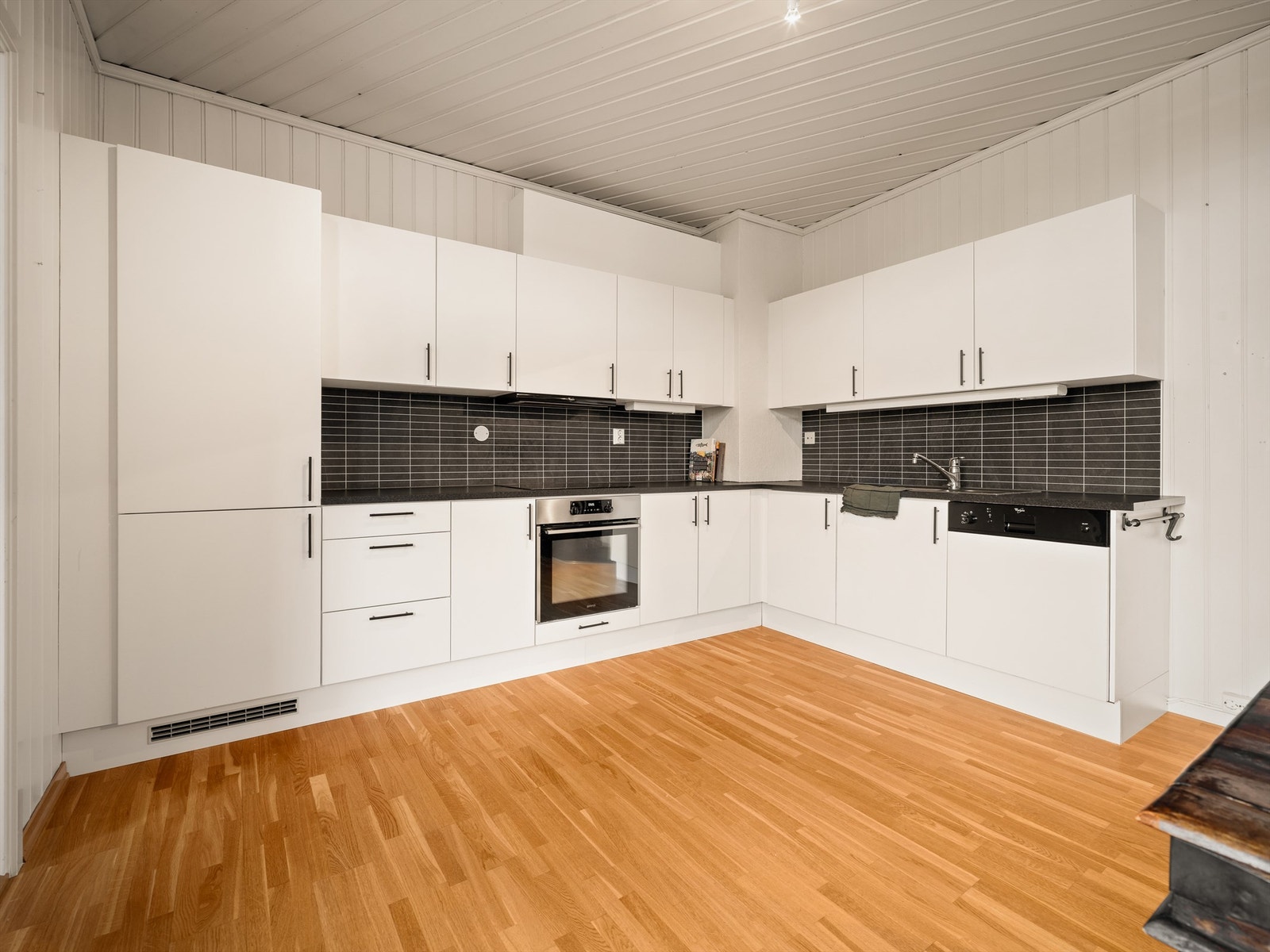 Kjøkkeninnredningen er fra tidlig 2000-tallet og velholdt. Galleribilde