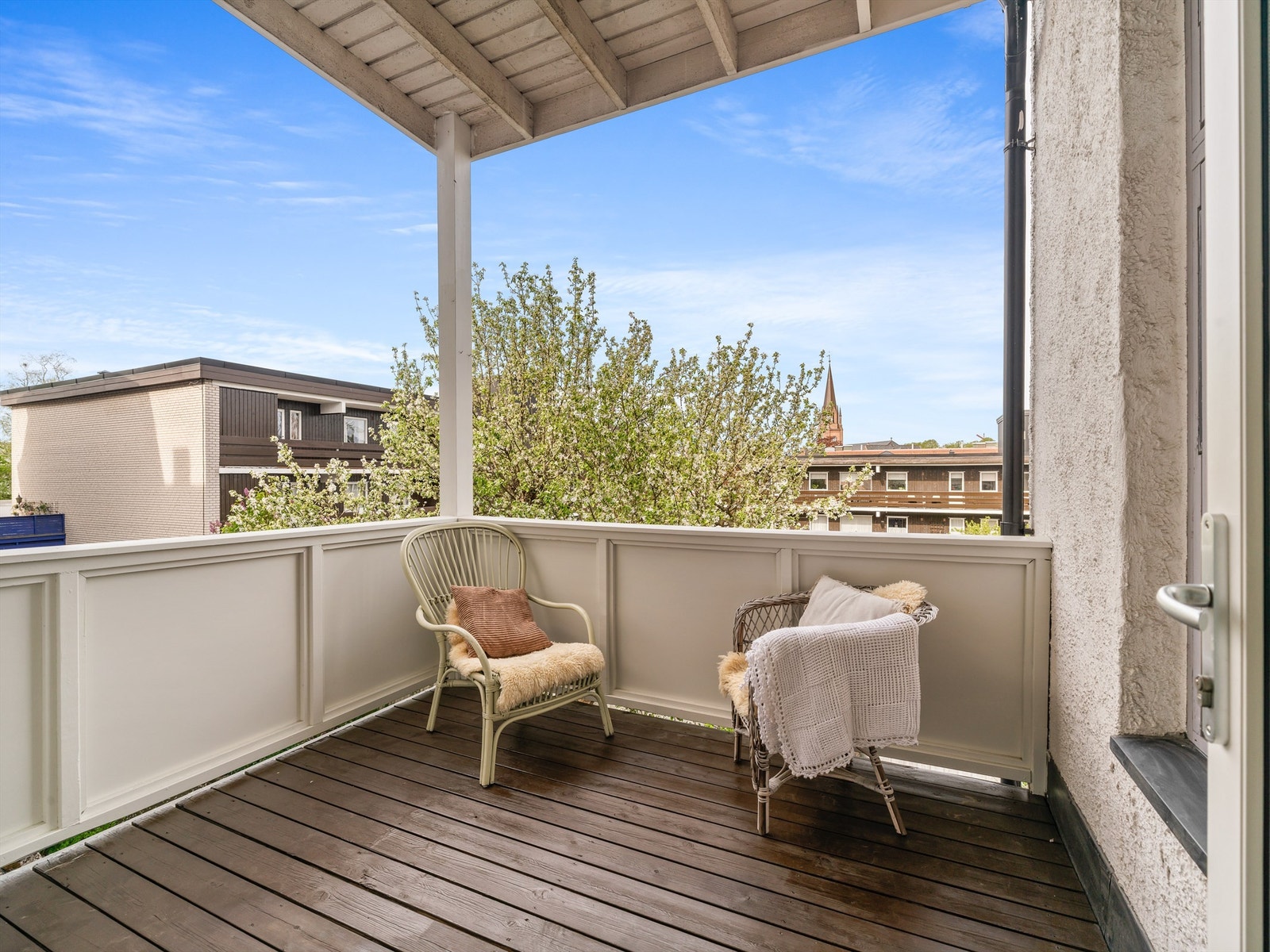 Gårdsrommet som omgir balkongen er stille og rolig, avskjermet fra omgivelsene rundt kvartalet. Galleribilde