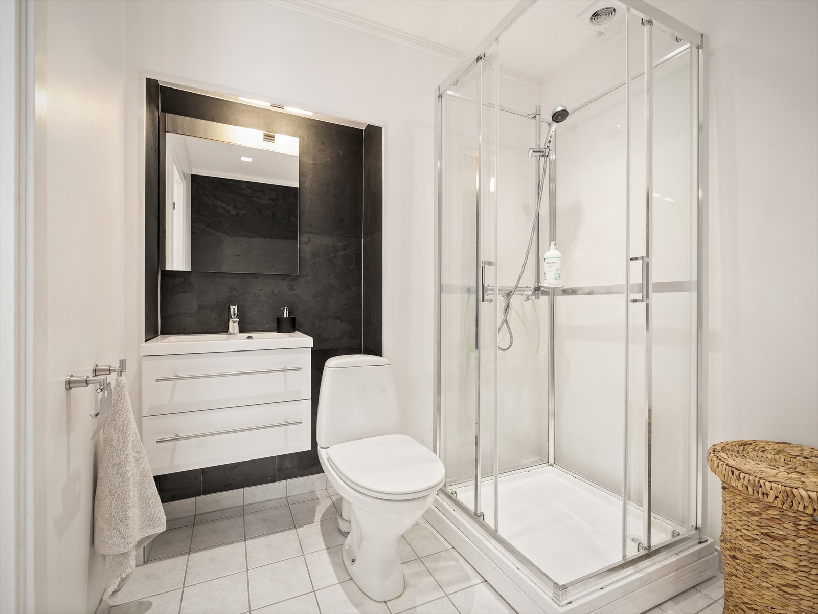 På badet er oppussing utført i flere omganger på 2000-tallet. En mer helhetlig fornying bør påregnes, rommet er imidlertid funksjonelt. Galleribilde