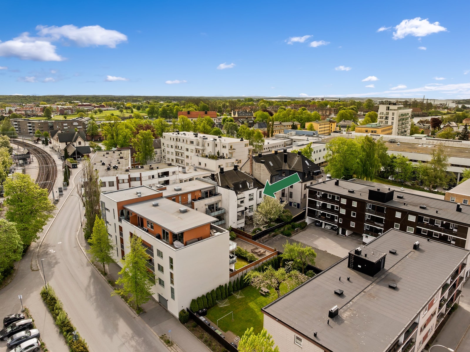 I Ths.W.Schwartz gate 21 bor du svært sentralt i byen og kun to-tre minutters gange unna togstasjonen. Galleribilde