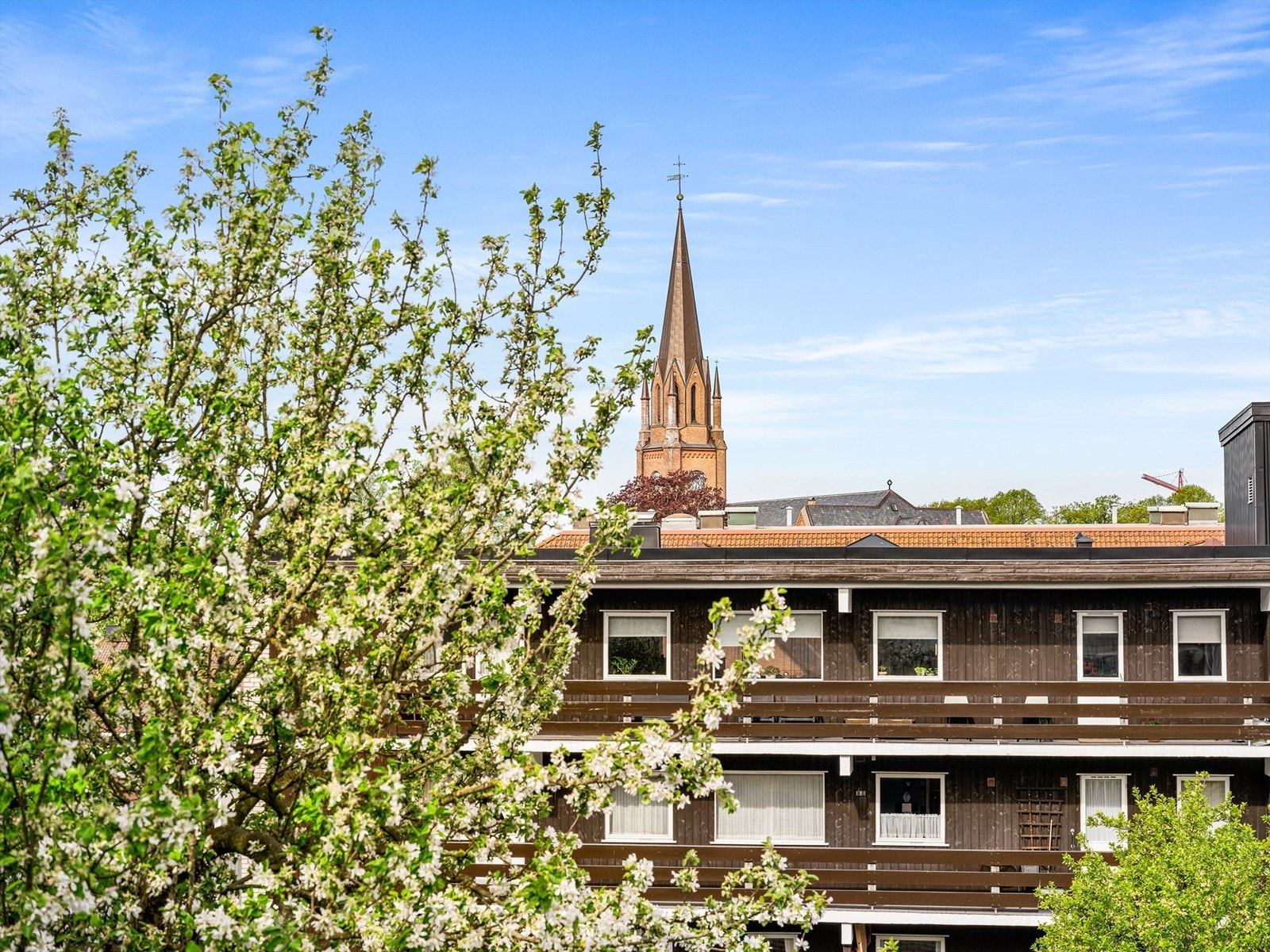 Utsyn fra balkongen mot domkirkespiret og himmelen i vest. Galleribilde
