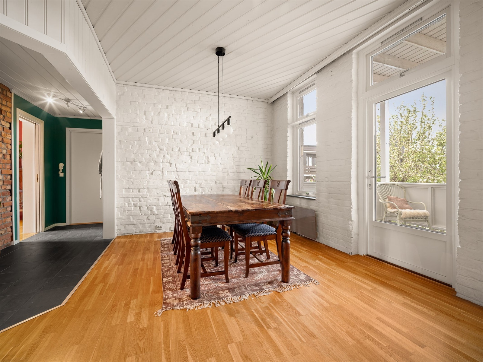 En himling vel så høy som i stuen gjør kjøkkenet luftig. Hvitmalt teglstein er en subtil påminner om gårdens over 120 år lange historie. Galleribilde