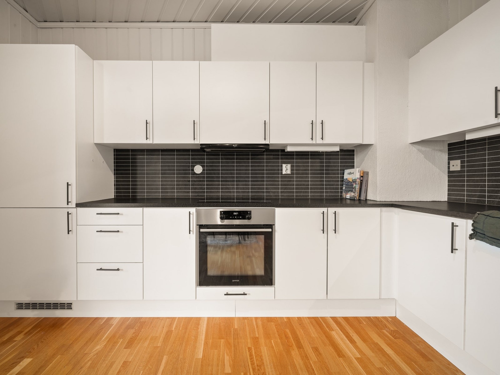 Hvitevarene på kjøkkenet er alle integrert/innbygget og medfølger leiligheten. Galleribilde