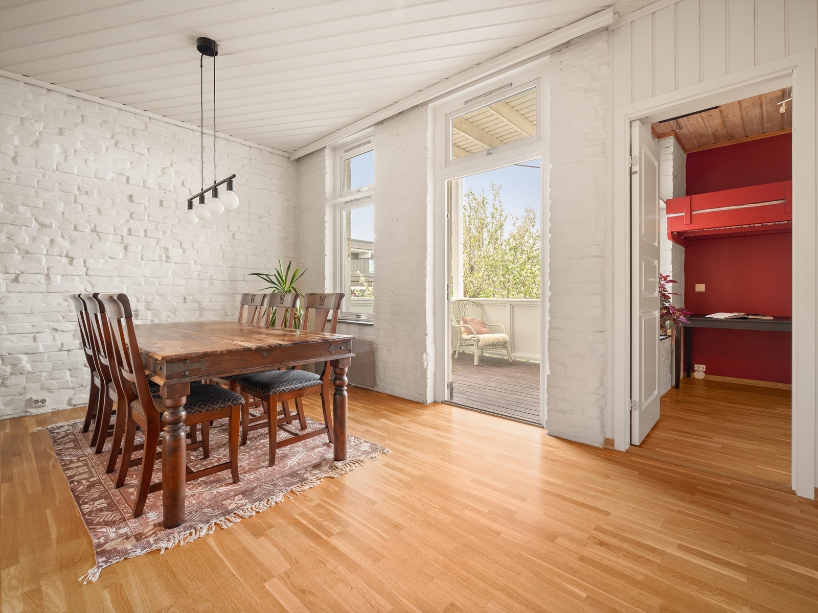 Med balkong tilknyttet kjøkkenet er terskelen lav for å ta med mat og drikke utendørs når forholdene tillater. Galleribilde