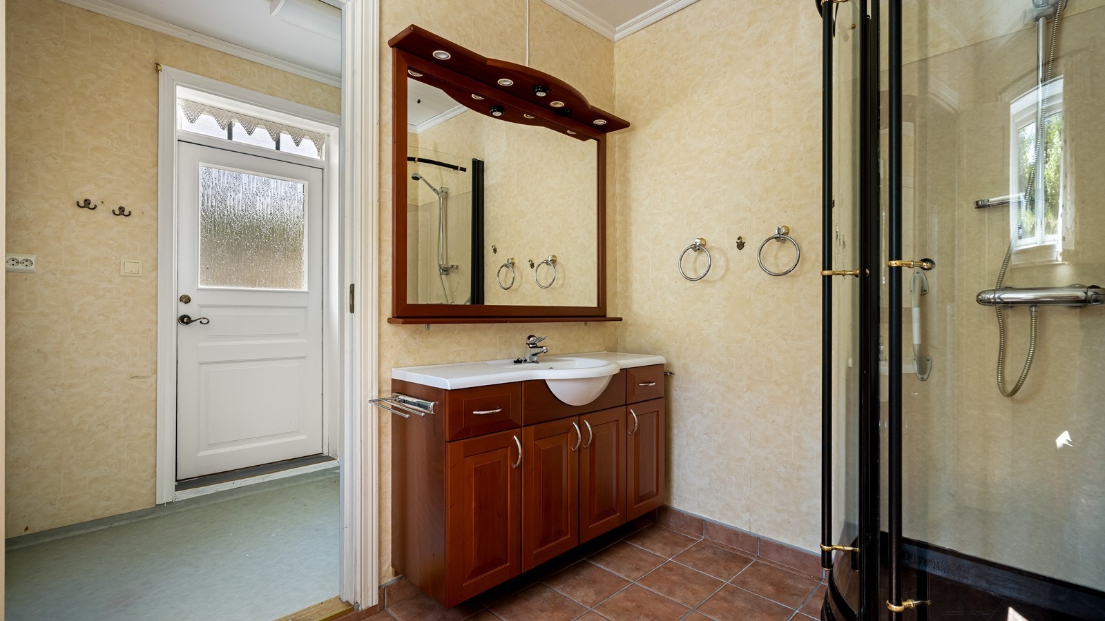 Bad og vaskerom har inngang fra hagen Galleribilde