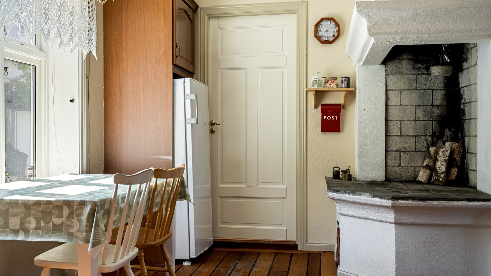 Hyggelig peis på kjøkkenet Galleribilde