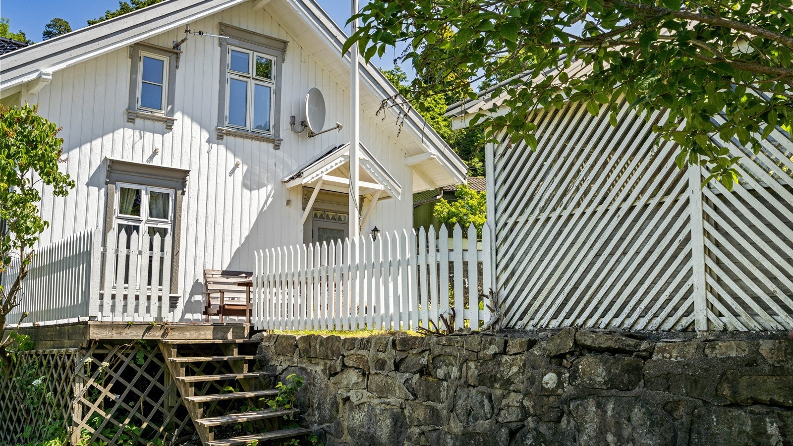 Hyggelige uteplasser på hele eiendommen Galleribilde