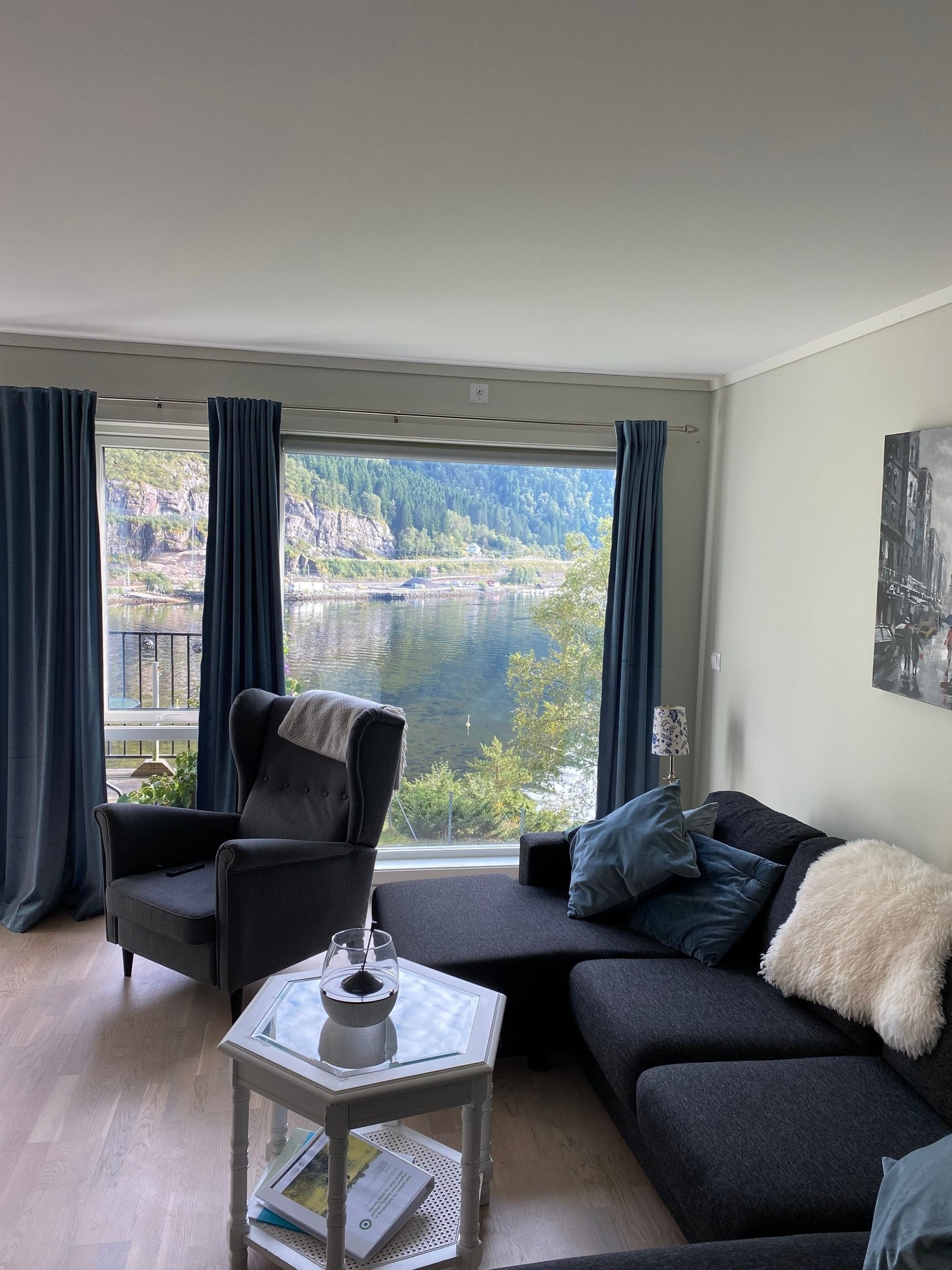 Romslig stue med store vindusflater. Galleribilde