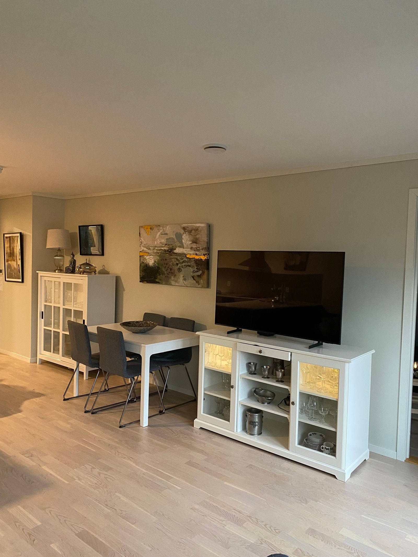 I stuen er det god plass til spisebord og skap. Galleribilde