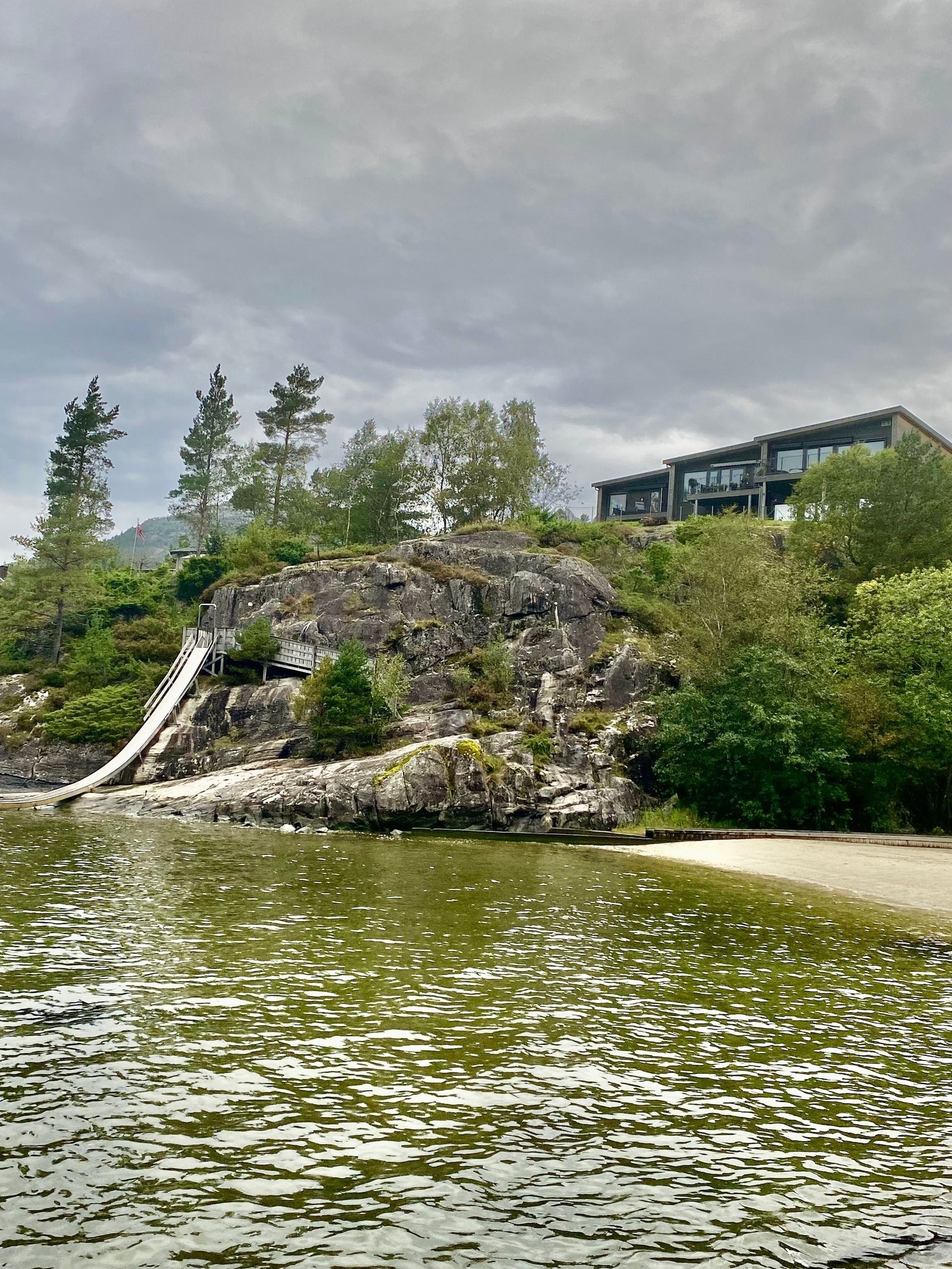 Huset sett fra Agnavika badestrand. Galleribilde