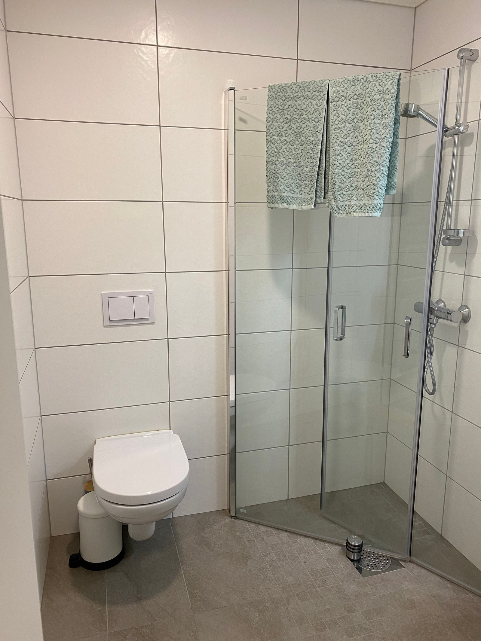 Begge badene har vegghengt toalett. Galleribilde