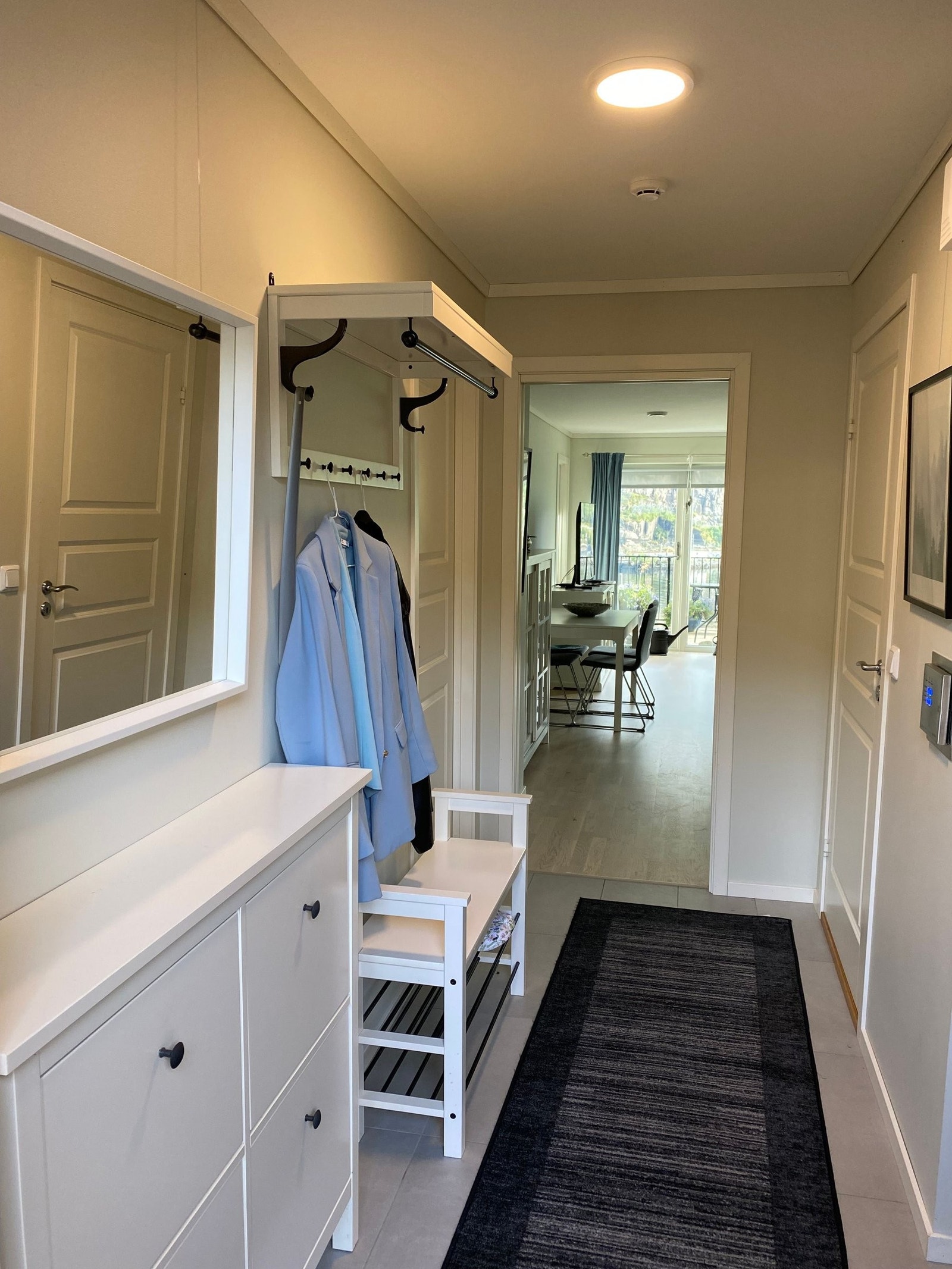 Romslig entré med garderobehylle. Galleribilde