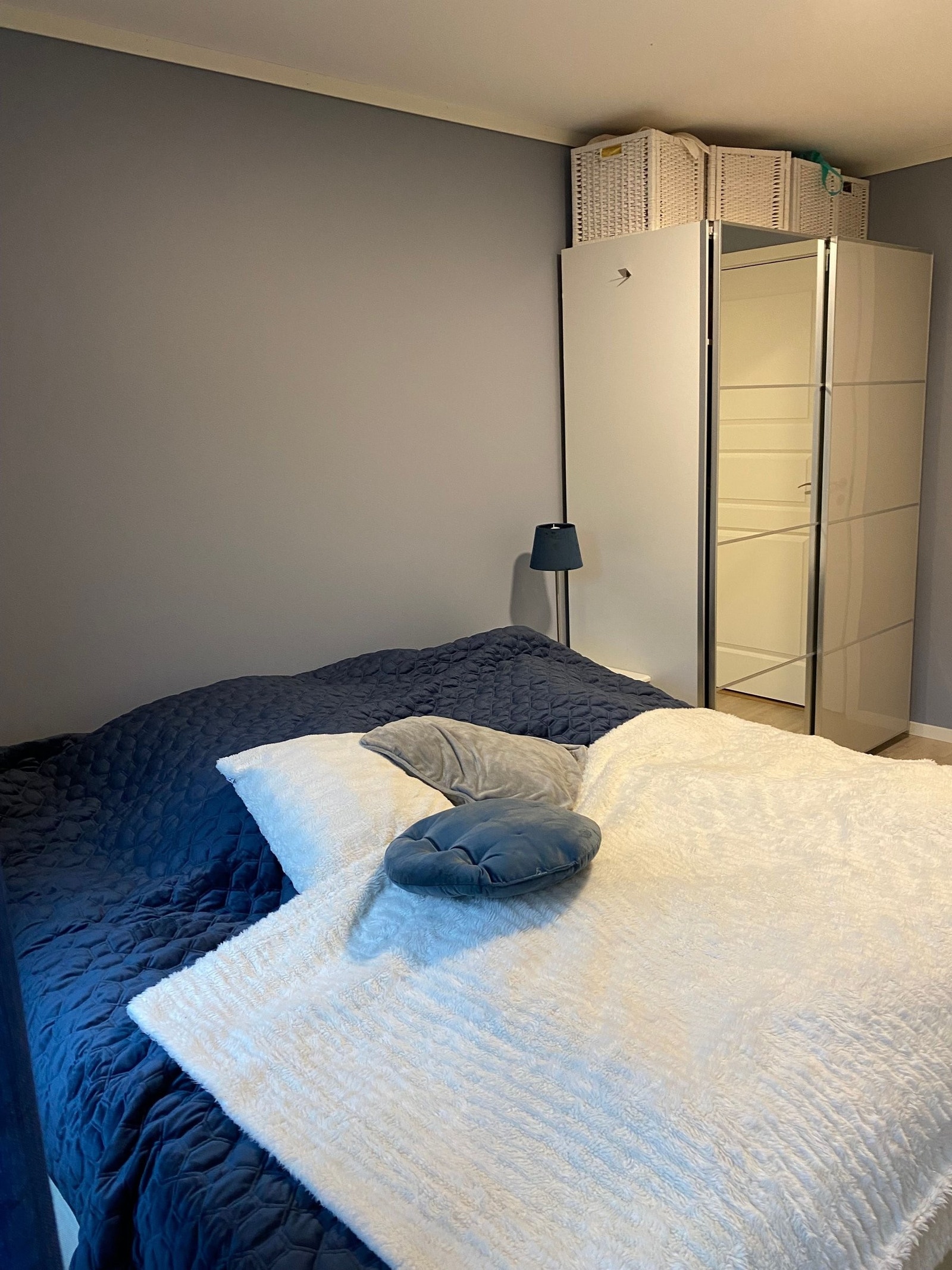 Soverom med garderobeskap. Galleribilde