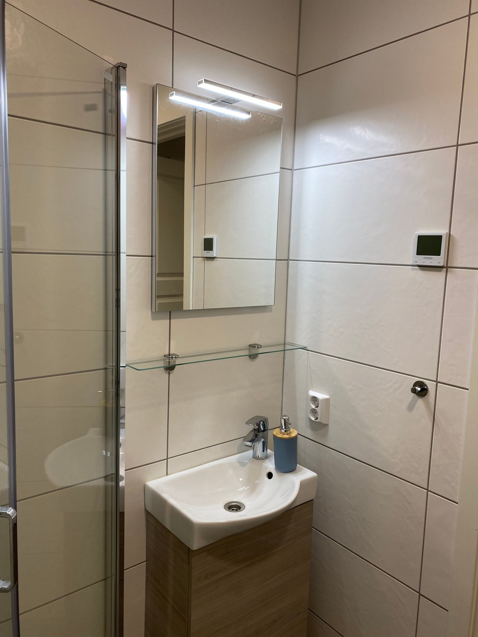 Begge badene er flisbelagte i lyse farger. Galleribilde