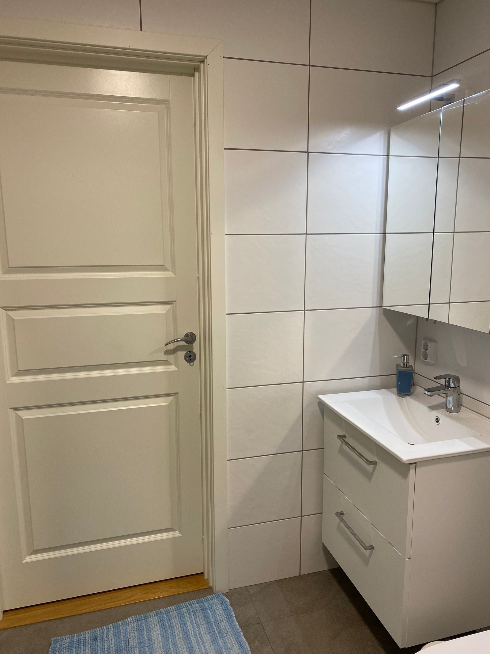 Bad 1. med baderomsinnredning. Uttak til vaskemaskin. Galleribilde