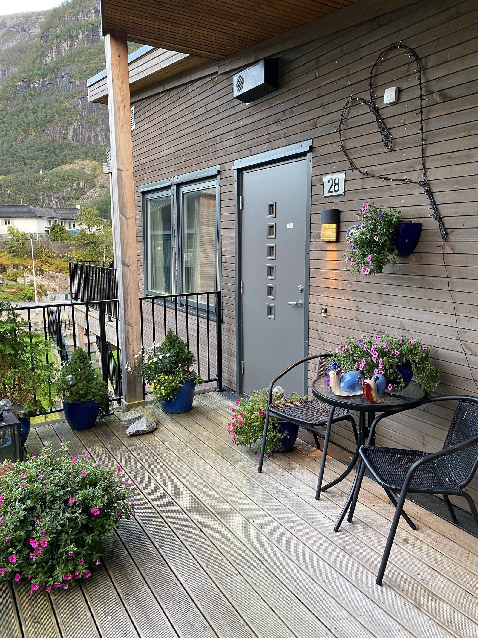 Inngangsparti med plass til hagemøbler. Galleribilde