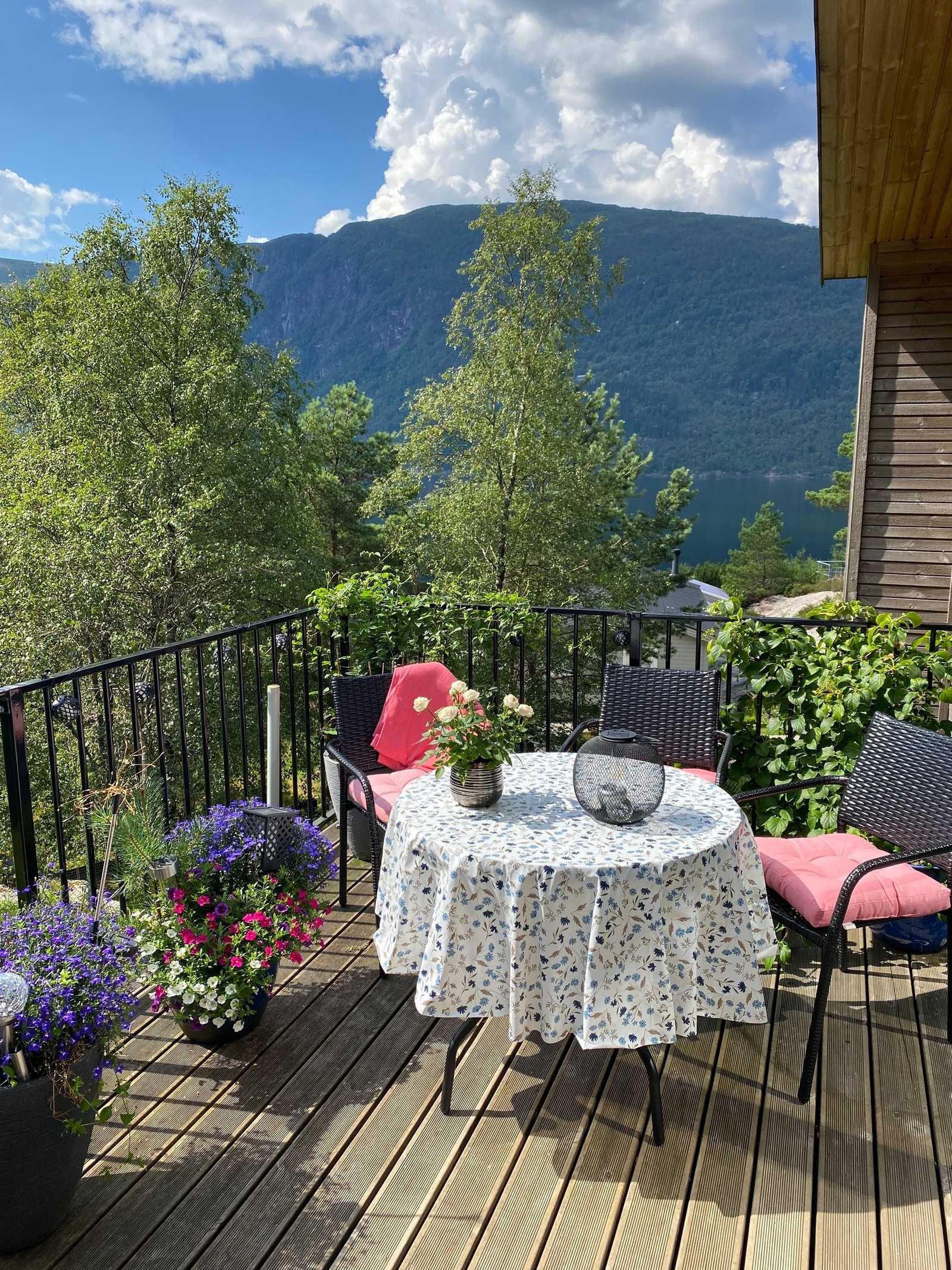 Terrassen har god plass til hagemøbler. Galleribilde