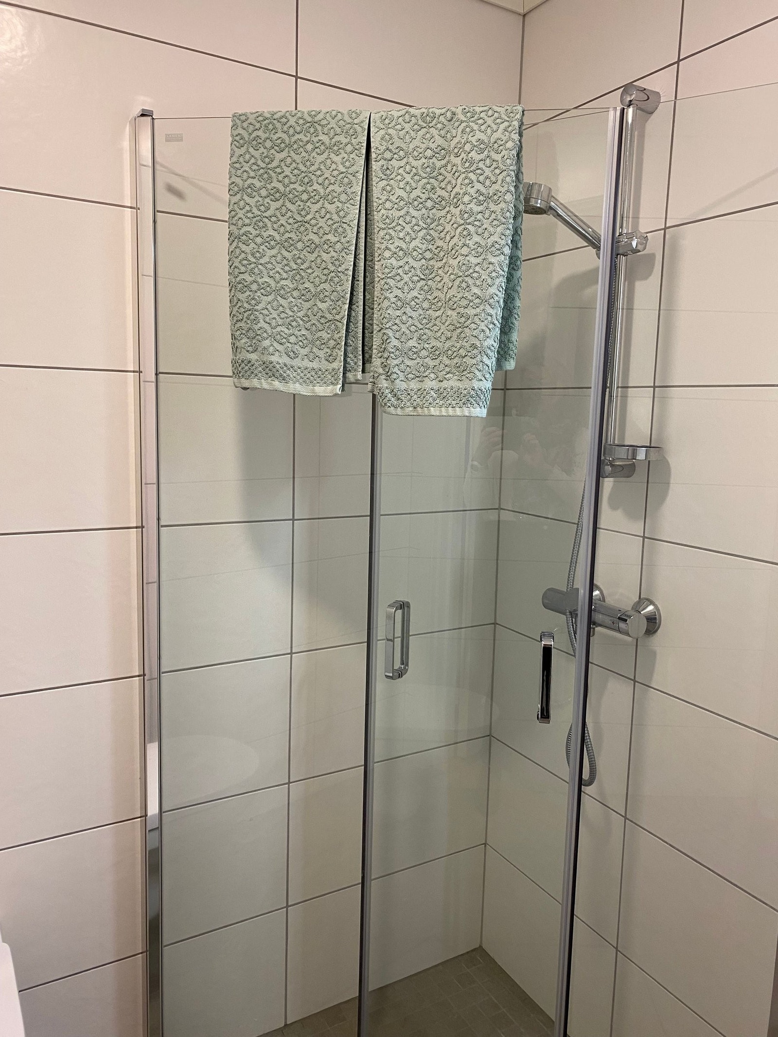 Begge badene har dusjkabinett. Galleribilde