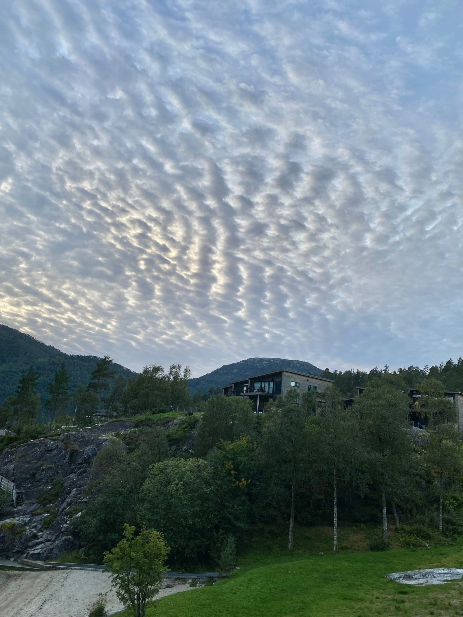 Huset sett fra veien inn til boligfeltet. Galleribilde