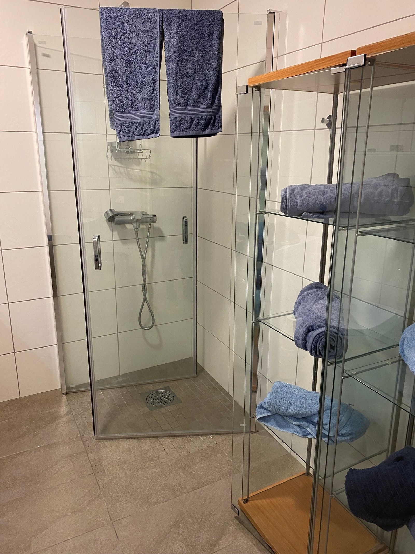 Romslig og fint baderom Galleribilde