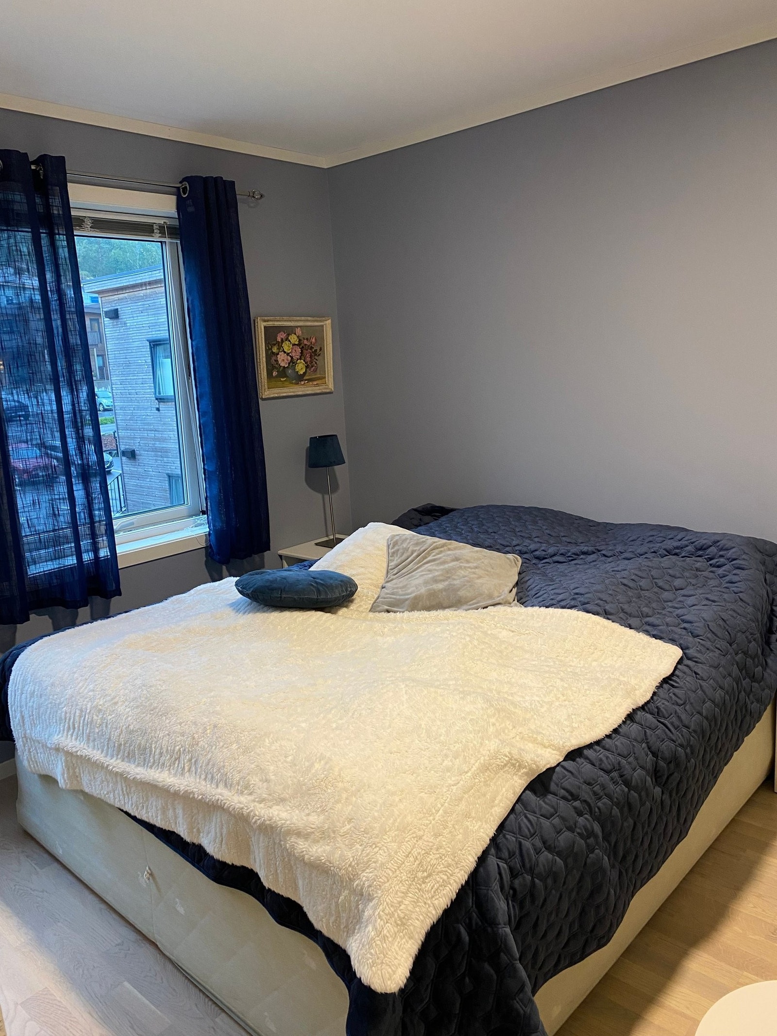 Soverom med god plass til seng og nattbord. Galleribilde