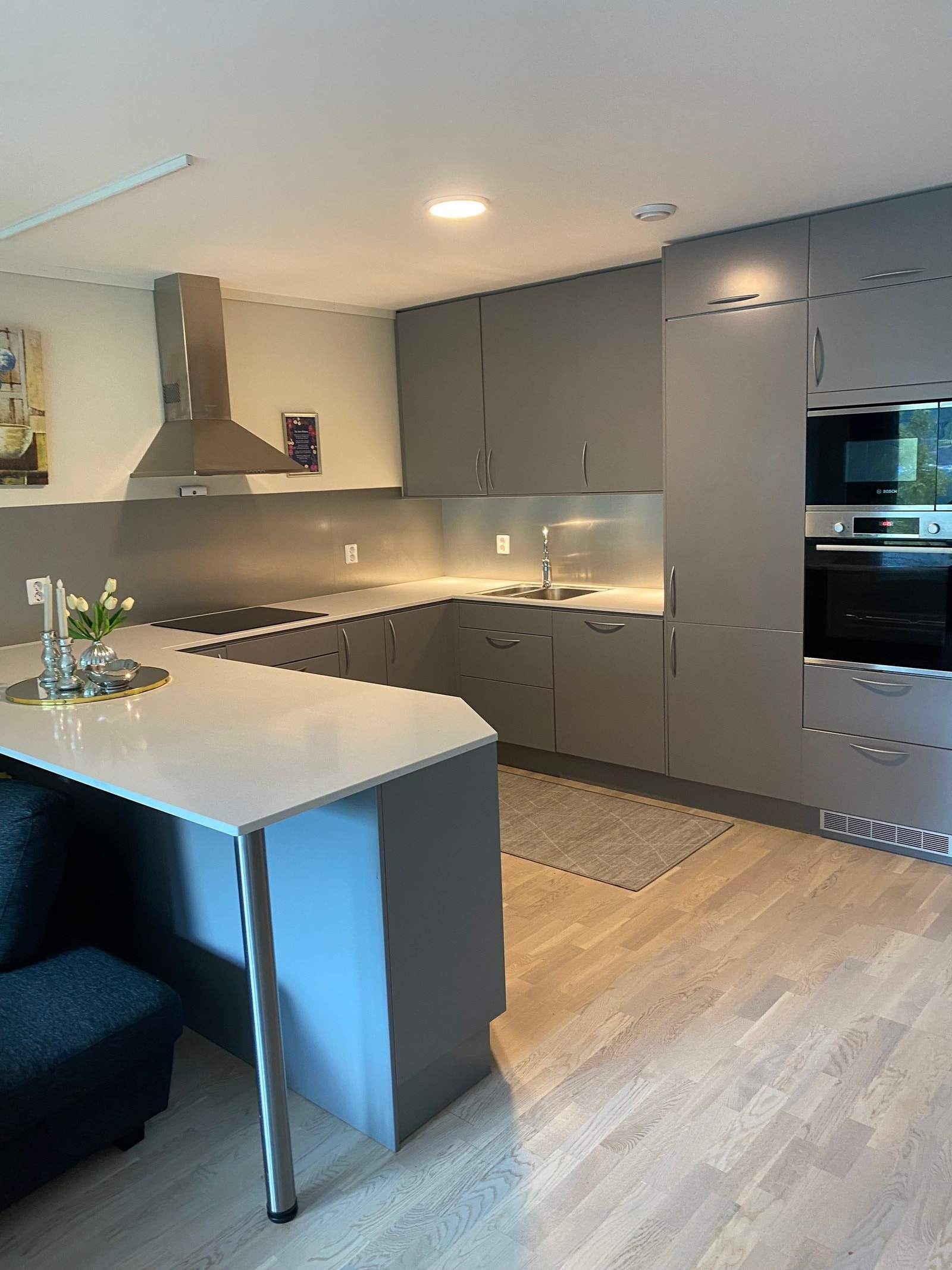 Kjøkken fra drømmekjøkken med integrert komfyr, kjøleskap, oppvaskmaskin og mikrobølgeovn. Galleribilde