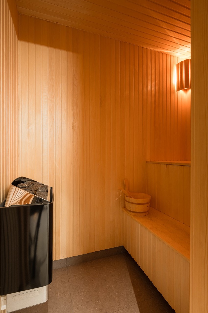 Badstuen har også flislagt gulv med varmekabler samt sittebenk i to høyder. Galleribilde