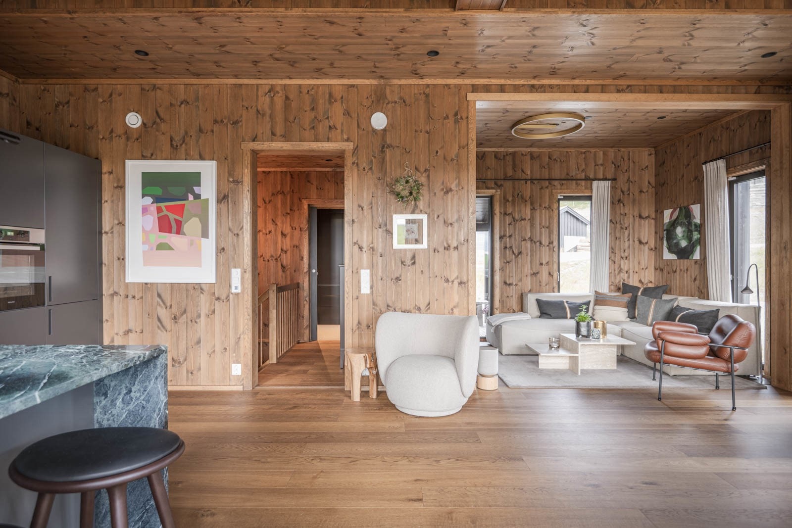 Hytta er 1/2 av vertikaldelt tomannshytte og byr på arealeffektive løsninger, flotte detaljer og tidsriktige fargenyanser på innredning og overflater. Galleribilde