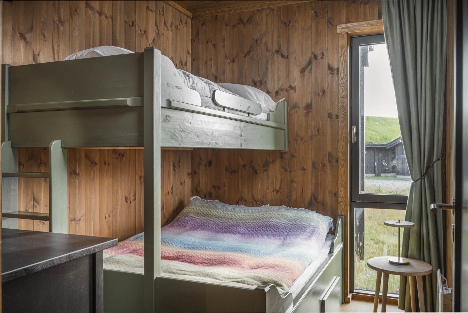 Et av soverommene har familiekøye 140 * 90 cm. Galleribilde