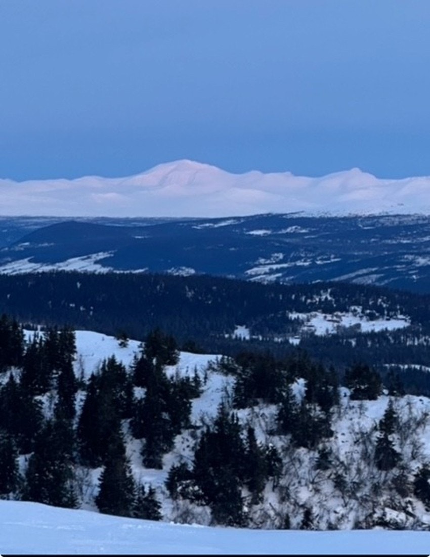 Spektakulær utsikt fra hytta mot Rondane fra Kvitfjelltoppen. Galleribilde
