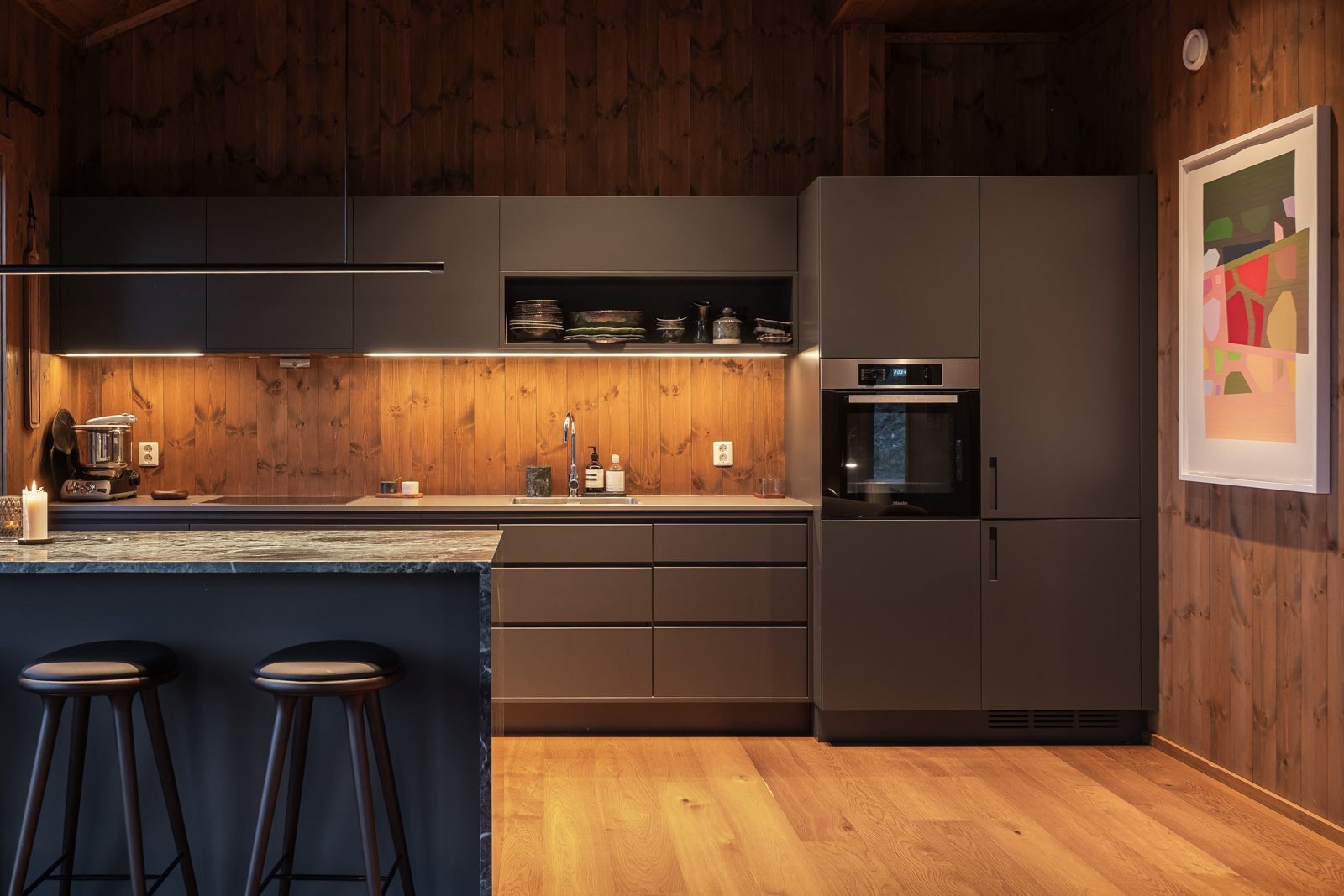 Stilrent og velutstyrt kvalitetskjøkken i åpen løsning, med integrerte hvitevarer og god oppbevaringsplass. Galleribilde