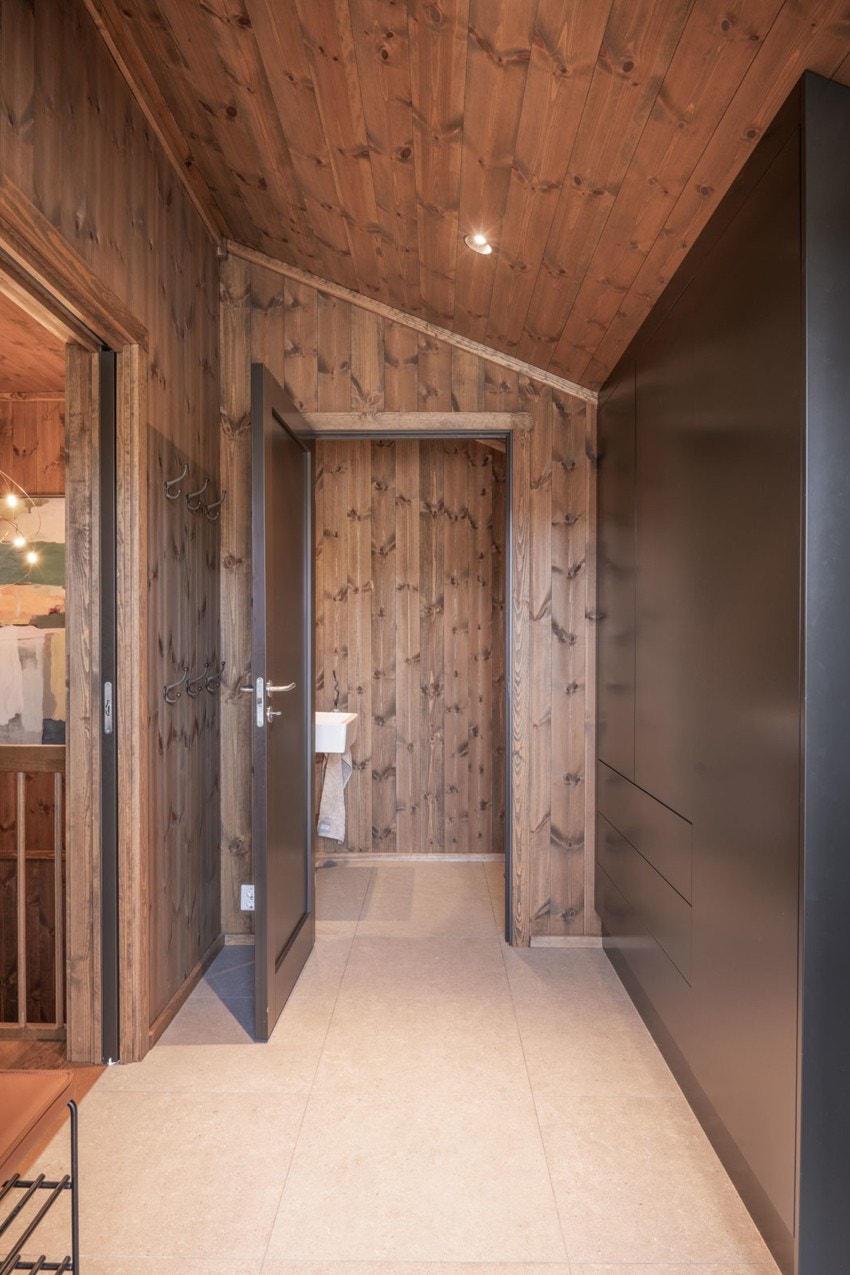 Romslig entré med gulvfliser og varmekabler. Entréen har god garderobeplass samt inngang til gjestetoalett. Galleribilde