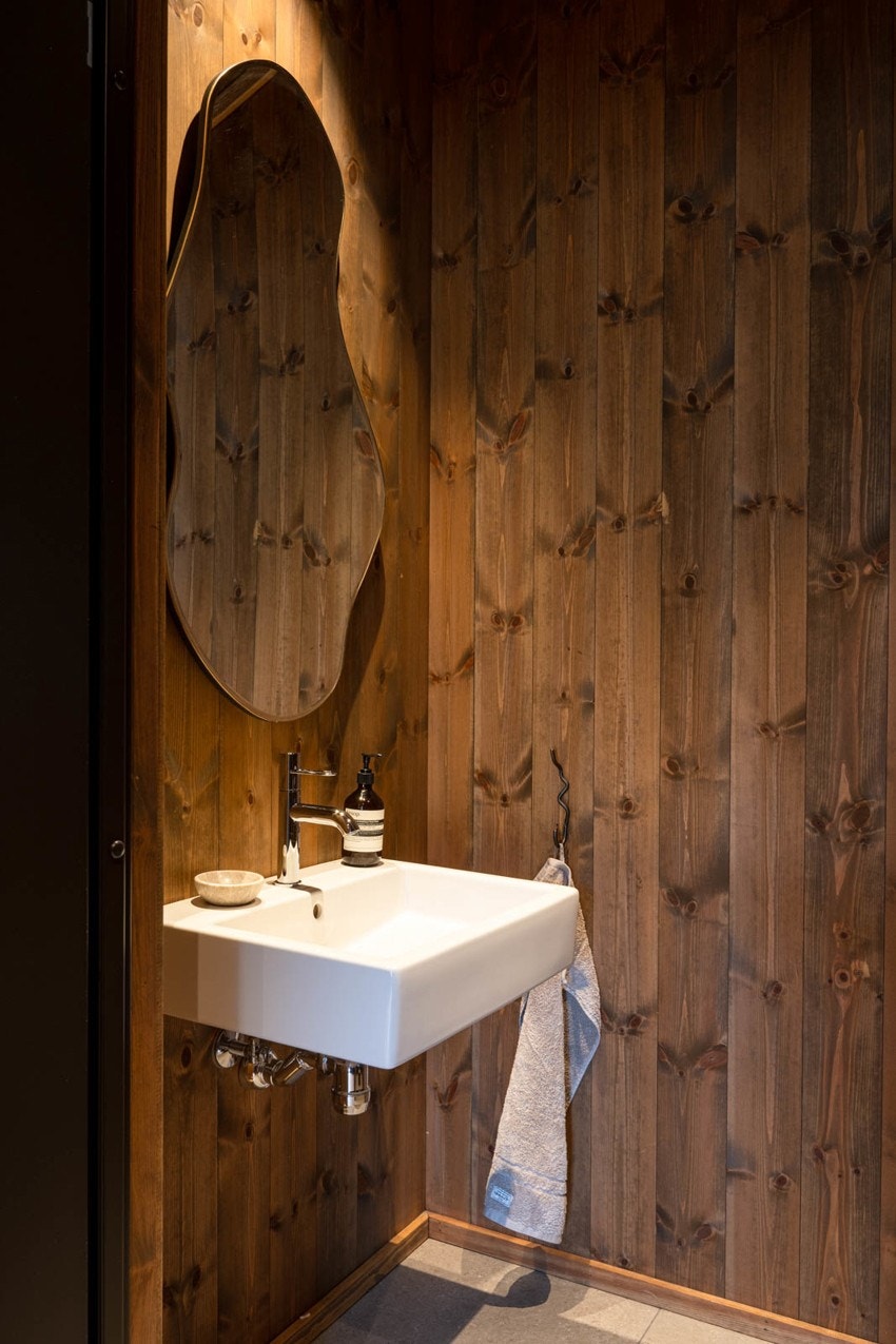 Separat gjestetoalett ved entré, med flislagt gulv, varmekabler, servant og vegghengt wc. Galleribilde