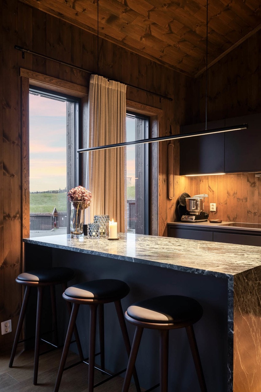 Kjøkkenet har flott innredning fra Hamran, kompositt benkeplate med nedfelt kum, integrert komfyr, induksjonsplatetopp, oppvaskmaskin og kjøl/frys. Galleribilde