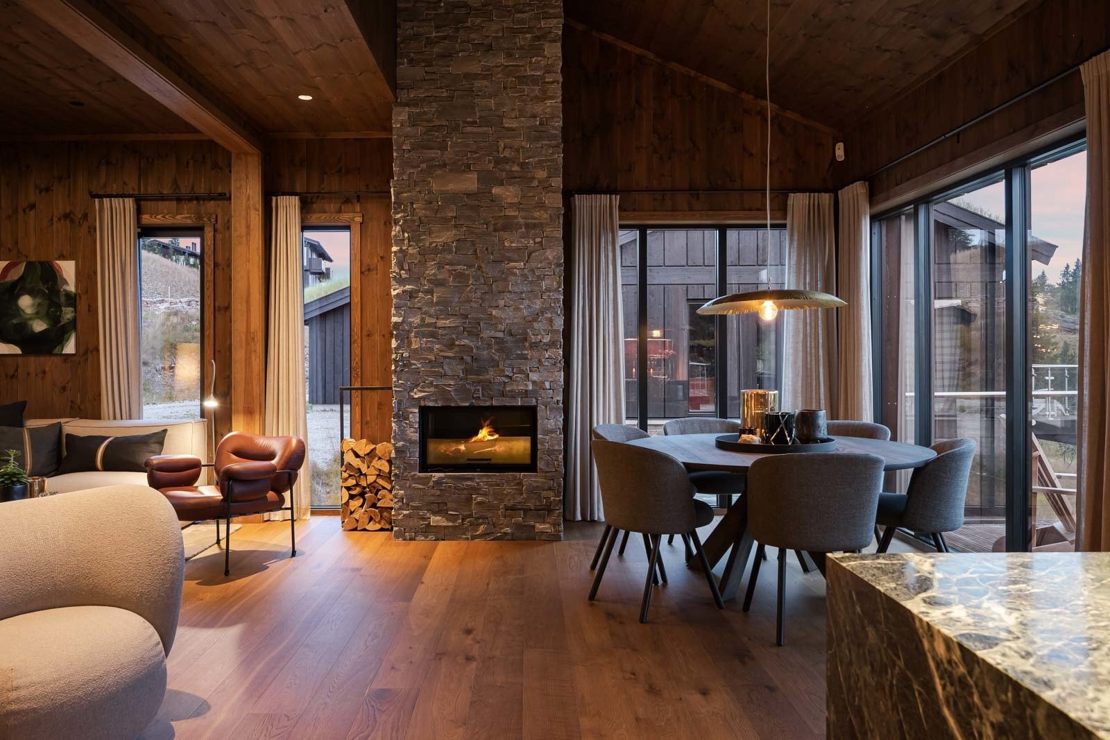 Hytta har en særdeles luftig og åpen stue/spisestue. Peisen bidrar til en lun og hyggelig atmosfære. Galleribilde