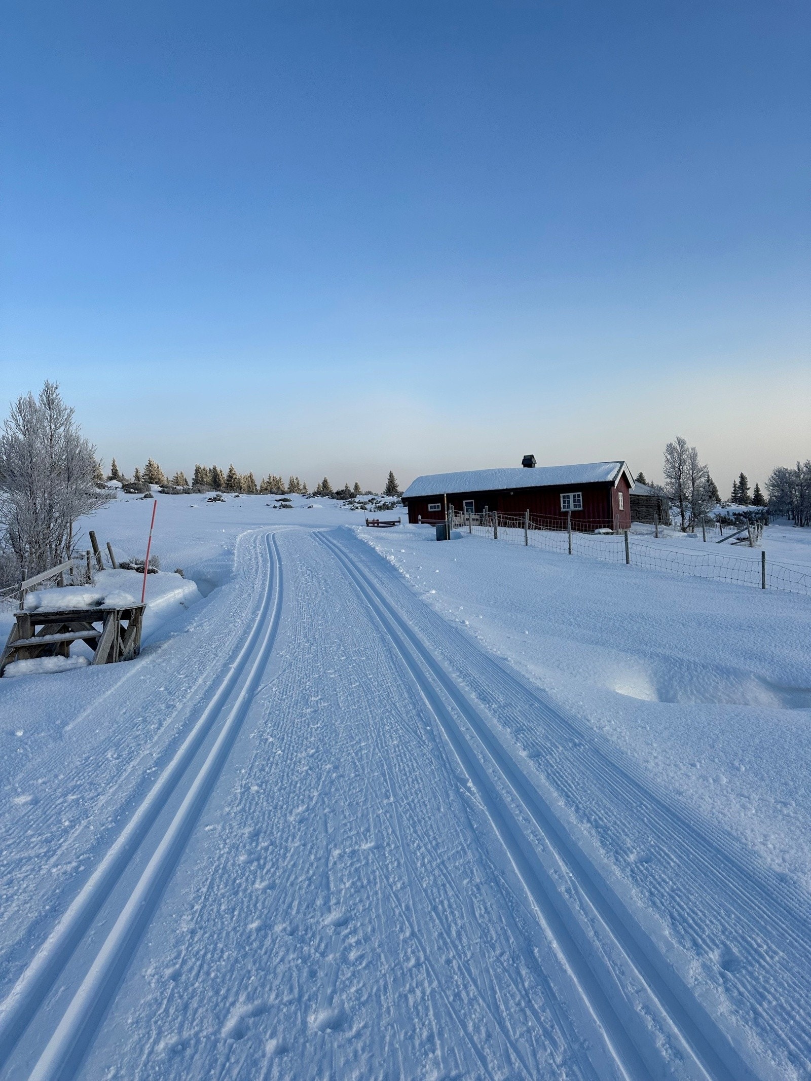 Ski inn/ut til flotte løyper med vakre omgivelser. Galleribilde
