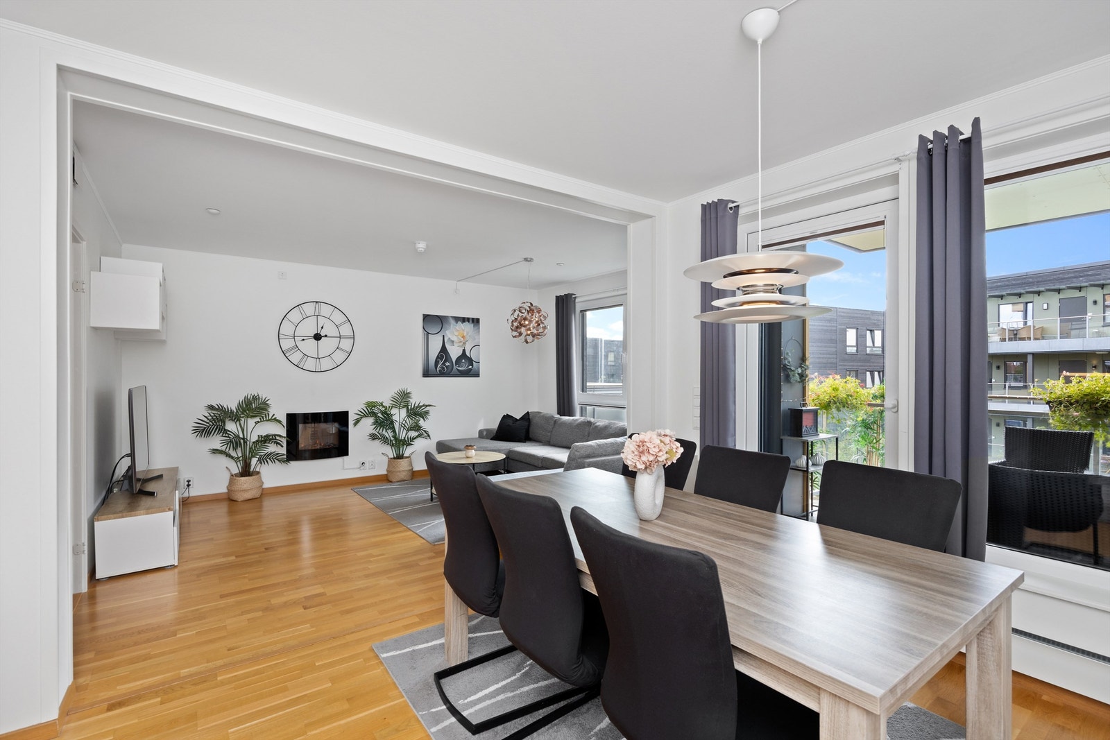 Lekker 5-roms familievennlig duplex med blant annet parkettgulv i alle oppholdsrom, store vindusflater og balansert ventilasjon som sørger for et godt inneklima Galleribilde