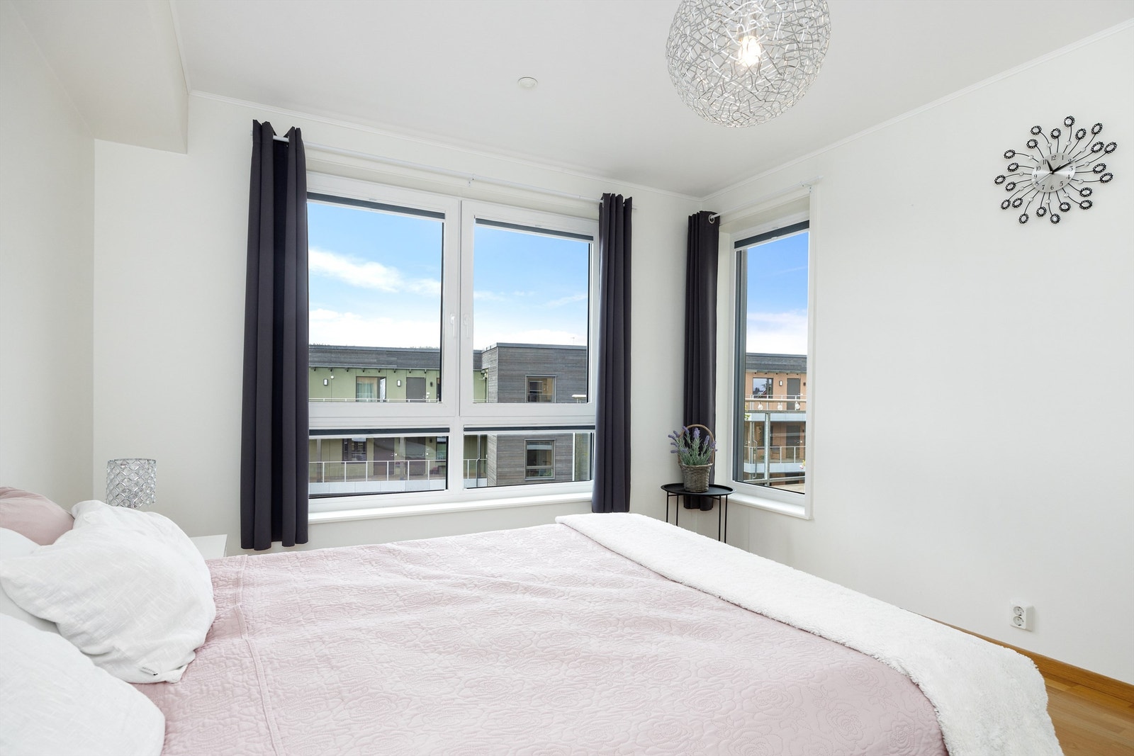 Hovedsoverommet har parkett på gulv og lysmalte slette vegg- og takflater Galleribilde