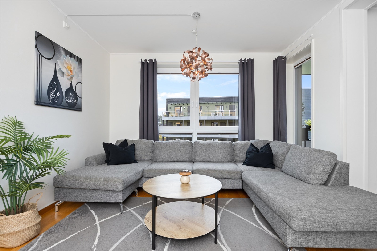 Stuen er lys og romslig med god plass til sofagruppe og tv-benk i egen avdeling Galleribilde