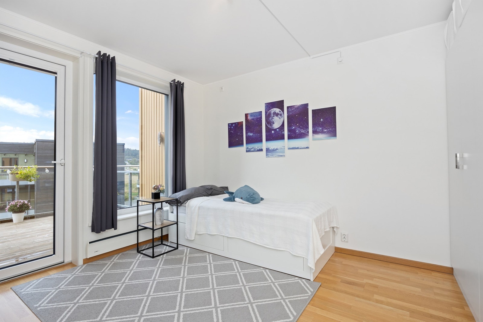 S O V E R O M III / B A R N E R O M: Lyst soverom med god plass til dobbeltseng, rikelig med oppbevaringsplass i flere garderobeskap, samt god plass til arbeidsbord/tv-benk Galleribilde