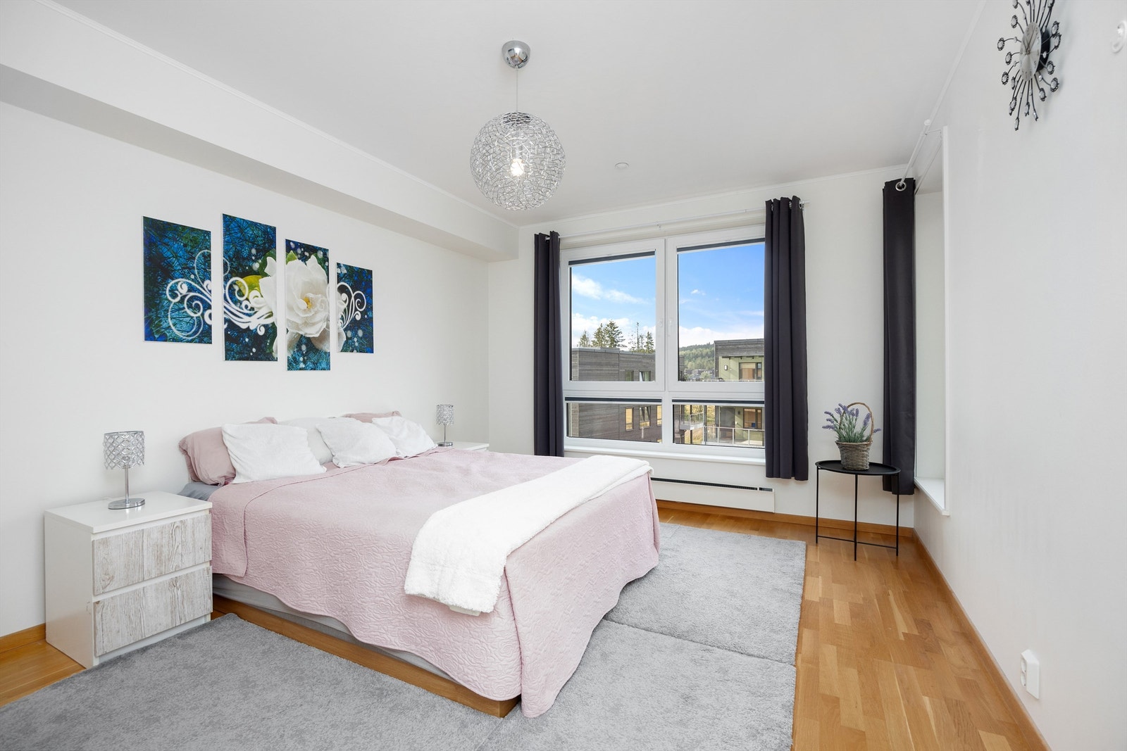 S O V E R O M II / H O V E D S O V E R O M: Stort soverom med god plass til dobbeltseng og nattbord på hver side. Rikelig med oppbevaringsplass i dobbelt garderobeskap Galleribilde